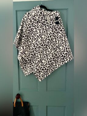 Leopard Print Poncho - White & Black
